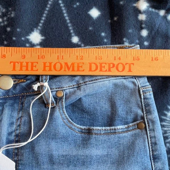 A Beautiful Soul 25” High Rise Crop Jeans in Size 10, NWT - Picture 5 of 16